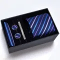 Vue détaillée de l'élégant ensemble de cravate bleue rayée avec boutons de manchette et pince. - Rayé Bleu-Violet