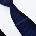 Ensemble cravate rayée bleu marine pour homme avec pince à cravate minimaliste en laiton. - Bleu marine