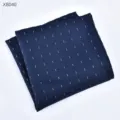 Donkerblauwe heren pochet met witte strepen, elegante kostuum accessoire voor formele gelegenheden. - Gestreepte Borstzakdoek (X8040)