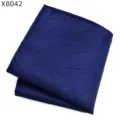 Donkerblauw heren pak pochet met subtiele textuur, perfect voor bruiloften en formele feesten. - Gestreepte Borstzakdoek (X8042)