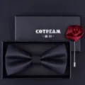Herren schwarze Fliege und bordeauxrote Rosen Anstecknadel Set in Geschenkbox, elegant. - HVN1311