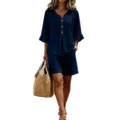 Donkerblauwe linnen katoenen tweedelige set, V-hals halve mouw top en bijpassende korte broek. - Marineblauw