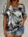 Λεπτομερής όψη γυναικείου t-shirt tie-dye με λαιμόκοψη V, κορδόνια μπροστά και κοντά μανίκια. - S / Γκρι