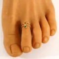 Goldener Zehenring mit hohlem Lotuseindruck und grünem Steinanhänger, verstellbarer Schmuck. - Lotus Anhänger Stil (S30) / Gold