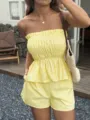 Detailopname van de geel gestreepte strapless gerimpelde top en korte broek set. - S / Boven- En Onderstuk / Geel