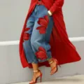 Damen lose blaue Jeans Hosen mit stilvollem rotem Blumenmuster Detail fuer Streetwear style - S / Unterteile / Rot