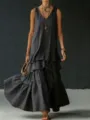 Detailansicht des ärmellosen Damen Maxikleids mit Stufen in dunklem Grau, eleganter Look. - Schwarz