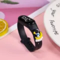 LED Elektronikuhr für Schüler, schwarzes Armband mit süßem Astronaut Mond Anhänger, Sportarmband. - Astronaut