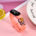 Süße Silikon LED Elektronikuhr für Schüler, rosa digitale Sportarmbanduhr mit Cartoon Anhänger. - Pfirsichsaft
