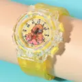 Primo piano del quadrante carino con capibara e del cinturino giallo trasparente dell'orologio. - Giallo