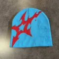 Detailaufnahme der blauen Strickmütze mit auffälligem rotem abstrakten Flammenmuster. - M (52-60cm) / Blau-Rot