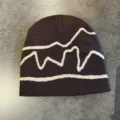 Vista dettagliata del berretto in maglia jacquard a onde rétro con motivi a linee. - M (54-60cm) / Caffè