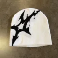 Detailaufnahme einer weißen Strickmütze mit schwarzem Tribal Flammen Muster Streetwear. - M (52-60cm) / Weiß-Schwarz