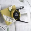 Nahaufnahme Detail einer modernen LED Digitaluhr mit Goldrand und Schwarzem Armband im Set. - Goldenes Gehäuse Weißes Licht