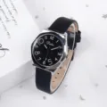 Vue détaillée de la montre quartz décontractée avec cadran noir et bracelet noir. - Noir