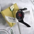 Orologio digitale LED nero dettaglio con display rosso e cinturino in silicone su sfondo elegante - Cassa Argento Luce Rossa