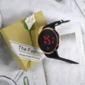 Primo piano dettagliato di elegante orologio LED elettronico con cinturino nero. - Cassa Oro Rosa Luce Rossa