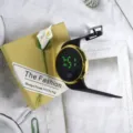 Orologio digitale LED impermeabile per ragazzi, cinturino nero con lunetta oro, stile sportivo. - Cassa Oro Luce Rossa