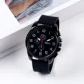 Detailansicht einer modischen schwarzen Quarzuhr mit bequemem Silikonarmband und klarem Zifferblatt. - Schwarz