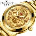 Nahaufnahme des goldenen Quarzuhr-Zifferblatts mit dreidimensionalem Drachendesign und Glitzersteinen. - Vollgold - Gold Zifferblatt