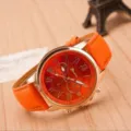 Oranger Lederarmband Damen Quarzuhr mit Goldgehaeuse und klassischem roemischen Zifferblatt. - Orange