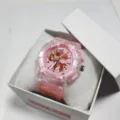 Primer plano detalle de la esfera del reloj luminoso infantil rosa con lindo personaje. - Rosa