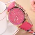 Rosa Damen Quarz Armbanduhr mit Lederarmband, römischen Ziffern und goldenem Gehäuse. - Fuchsia
