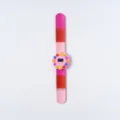 Kinder Klappuhr mit buntem Blumen-Zifferblatt und rosafarbenem Farbverlauf-Armband. - Blume