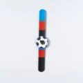 Kinder Schnapparmband Uhr mit Fußball Digitalzifferblatt und buntem Armband für Kinder. - Fußball