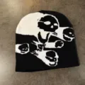 Schwarze und weiße Strickmütze Detail mit cooler Totenkopf Grafik für Herbst und Winter. - M (52-60cm) / Schwarz Weiß