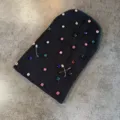 Modieuze zwarte gebreide muts met kleurrijke strass-steentjes en veiligheidsspelden. - M (52-60cm) / Zwart