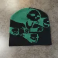 Detailansicht der schwarz-grünen Totenkopf Strickmütze, warme Hip-Hop Mütze Winter. - M (52-60cm) / Schwarz und Grün