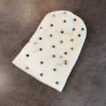 Detailopname van een witte gebreide muts met kleurrijke strass-steentjes en speldjes. - M (52-60cm) / Wit