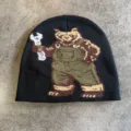 Detailaufnahme der schwarzen Strickmuetze mit Pixel Baeren Motiv fuer coole Wintertage. - M (52-60cm) / Schwarz