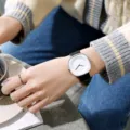 Minimalistische quadratische Damen-Quarzuhr mit schwarzem Lederarmband und weißem Zifferblatt. - Minimalistisches Lederarmband-Stil (Schwarz) / Schwarz