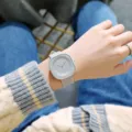 Minimalistische quadratische Damenuhr mit grauem Zifferblatt und passendem Lederarmband. - Minimalistisches Lederarmband-Stil (Grau) / Grau