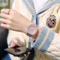 Minimalistische quadratische Damenuhr mit rosa Lederarmband und schlichtem Zifferblatt. - Minimalistisches Lederarmband-Stil (Rosa) / Rosa