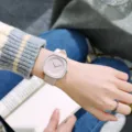 Minimalistische Damen-Quarzuhr mit quadratischem Zifferblatt und rosa Lederarmband. - Minimalistisches Lederarmband-Stil (Ecru) / Gebrochenes Weiß