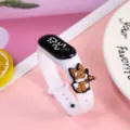 Nahaufnahme der weißen Silikon LED Digital Elektronikuhr mit süßem Cartoon Fuchs Anhänger. - Musik-Fuchs