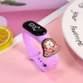 Nahaufnahme der lila Silikon LED Elektronikuhr mit niedlichem Cartoon Lotusblumen Design. - Igel