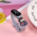 Detailansicht der niedlichen Cartoon Silikon LED Elektronikuhr mit Tierschmuck für Mädchen. - Überraschungsbox-Hund