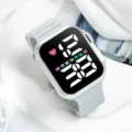 Montre numerique LED carree elegante avec bracelet en silicone gris confortable pour etudiant. - 23x3 / Blanc