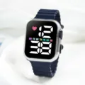 Gros plan d'une montre numérique LED avec bracelet en silicone bleu foncé et boîtier carré. - 23x3 / Bleu marine