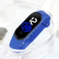 Dettaglio in primo piano del cinturino per orologio digitale LED intelligente in silicone. - 23x2 / Blu