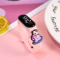 Süße Cartoon LED Digitaluhr mit rosa Armband, Detailansicht des schönen Designs. - Schaukelpferd Schwein