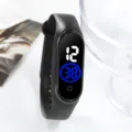 Schwarzes Touch LED Smart Armband, minimalistische digitale Sportuhr für Alltag und Fitness. - 23x2 / Schwarz