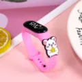 Nahaufnahme der süßen rosa Silikon LED Uhr mit einem weißen Cartoon Hamster und Käse. - Käse-Maus