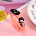Rosa LED Elektronikuhr mit süßem Cartoon-Mädchen-Puppen-Ornament, wasserdichtes Silikon-Sportarmband. - Mädchen im antiken Kostüm