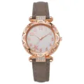 Nahaufnahme der eleganten Damenuhr mit grauem Armband und rosévergoldeter Lünette. - Grau