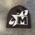 Vista detallada de un gorro de punto de invierno elegante con diseño jacquard de estrella y M. - M / Café